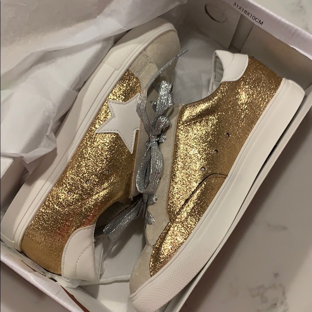 🆕 NIB Gold star boutique shoes